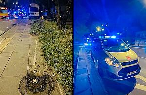 Samochód dostawczy wjechał w przystanek przy Trakcie Lubelskim