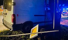 Samochód dostawczy wjechał w przystanek przy Trakcie Lubelskim