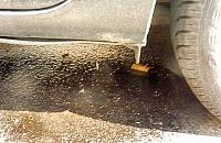 Kałuża paliwa w centrum Woli. Wystarczył niedopałek...