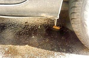 Kałuża paliwa w centrum Woli. Wystarczył niedopałek...