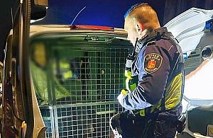 Awantura na Bródnie. Pokłócił się z kobietą, zemścił na drzwiach do klatki schodowej