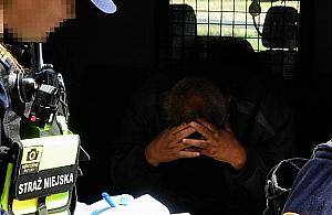 Z opuszczonymi spodniami spał na ulicy. Gdy go obudzili, wściekł się