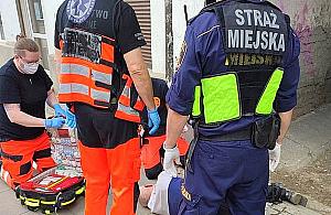 Leżał na schodach przed sklepem. Myśleli, że jest pijany