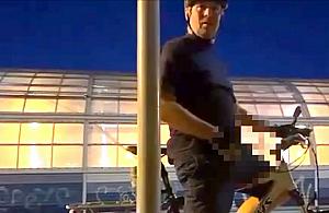 Onanizował się przed młodą kobietą. Policja poszukuje zboczeńca