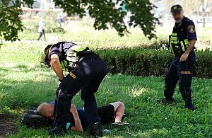 Dwie doby leżał na trawniku. W końcu ktoś się nim zainteresował