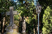 Na Starych Powązkach zainstalowano repliki XIX-wiecznych latarni