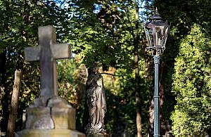 Na Starych Powązkach zainstalowano repliki XIX-wiecznych latarni