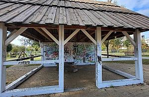 Likwidacja wiat w parku przy Magicznej. Urzędnicy wywiesili białą flagę