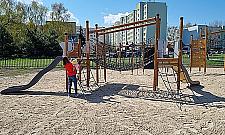 Kolejny plac zabaw znika z krajobrazu Jelonek. "To niepokojące"