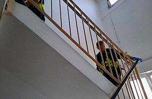 W zaawansowanej ciąży nocowała na klatce schodowej