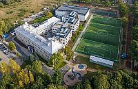 Na Podróżniczej powstał kolejny szkolny moloch. Dzieci straciły spory teren