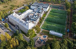 Na Podróżniczej powstał kolejny szkolny moloch. Dzieci straciły spory teren