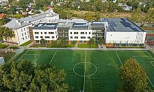 Na Podróżniczej powstał kolejny szkolny moloch. Dzieci straciły spory teren