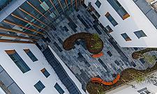 Na Podróżniczej powstał kolejny szkolny moloch. Dzieci straciły spory teren