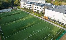 Na Podróżniczej powstał kolejny szkolny moloch. Dzieci straciły spory teren