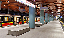 Pasażerowie nie chcą kamiennych ławek na stacji metra Bemowo