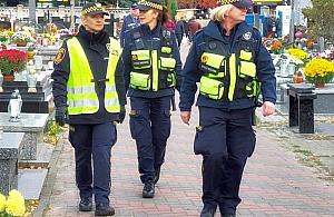 Mała Ania zgubiła się na cmentarzu. Senior rozbił głowę