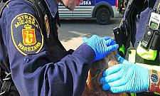 Mała Ania zgubiła się na cmentarzu. Senior rozbił głowę