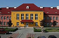 Konserwator zabytków wysyła dzieci pod ziemię. Jak połączyć szkołę z salą gimnastyczną?