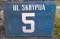 Tabliczka wygrzebana z żoliborskiej piwnicy. Kto pamięta ulicę Skrypija?