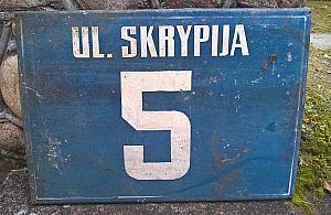 Tabliczka wygrzebana z żoliborskiej piwnicy. Kto pamięta ulicę Skrypija?