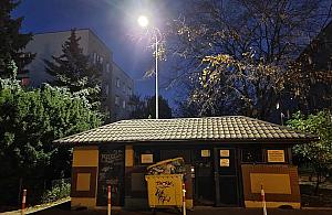 Najlepiej oświetlony dach śmietnika na Żoliborzu