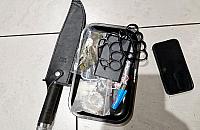 Ewakuacja stacji metra. Uzbrojony 19-latek zaatakował policjantów