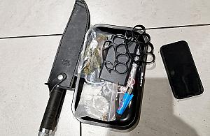 Ewakuacja stacji metra. Uzbrojony 19-latek zaatakował policjantów