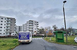 Porządki na Elbląskiej. Śmietnik się skończył, parking pozostał