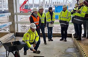 Prezydent zakopał kamień węgielny. "Metro na Karolin za ponad rok"