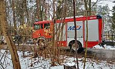 Zwalone drzewo blokowało dojazd do domów w Miedzeszynie