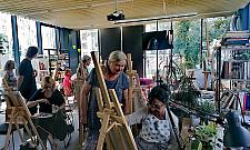 Emocje wyrażone na płótnie. Seniorki zapraszają na wernisaż swoich prac