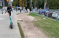 Kto poszerzy chodnik przy Galerii Młociny? "Przerzucają się tym, jak gorącym kartoflem"