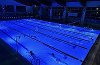 Woda, muzyka i światła. Nocne pływanie atrakcją Żoliborza