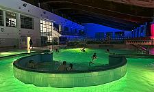 Woda, muzyka i światła. Nocne pływanie atrakcją Żoliborza