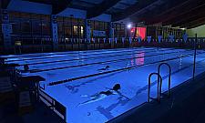 Woda, muzyka i światła. Nocne pływanie atrakcją Żoliborza