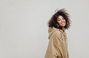 Połączenie stylu i komfortu: najnowsze trendy wśród damskich bluz