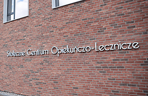 Mogli tu zbudować szkołę. Zbudowali dom opieki