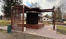 Mogli tu zbudować szkołę. Zbudowali dom opieki