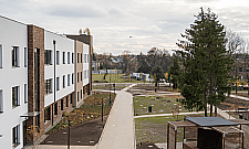 Mogli tu zbudować szkołę. Zbudowali dom opieki