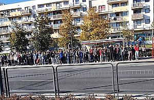 Tłumy na przystanku. ZTM rozbrajająco szczerze: "Jadą za miasto"