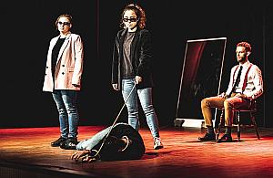 Tajemniczy proces, Broadway i niezłomność charakteru na scenie BCK