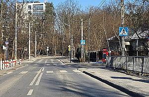 Skrzyżowanie z absurdalnie zlokalizowanym przejściem dla pieszych. Tu potrzebne jest rondo