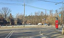 Skrzyżowanie z absurdalnie zlokalizowanym przejściem dla pieszych. Tu potrzebne jest rondo