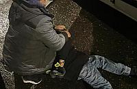 Włamywał się do aut na Bielanach i Żoliborzu. Wpadł na gorącym uczynku