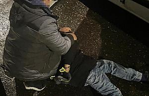 Włamywał się do aut na Bielanach i Żoliborzu. Wpadł na gorącym uczynku