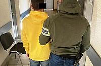 Demolowa� s�upki i zaparkowane samochody. Zatrzymali go mieszka�cy