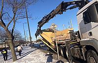 Chwile grozy na Modlińskiej. Ciężkie drewniane belki mogły nawet zabić