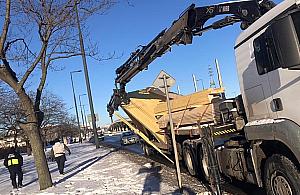 Chwile grozy na Modlińskiej. Ciężkie drewniane belki mogły nawet zabić