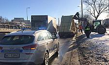 Chwile grozy na Modlińskiej. Ciężkie drewniane belki mogły nawet zabić